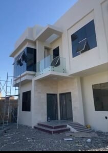 تعتبر ساندوتش بانل الدمام واحدة من الحلول الحديثة والمبتكرة في عالم البناء والتشييد، حيث توفر خيارات متعددة تلبي احتياجات المشاريع المختلفة. في ظل التطور السريع الذي يشهده قطاع البناء في المملكة العربية السعودية، أصبح استخدام ساندوتش بانل خيارًا شائعًا بين المهندسين والمقاولين. تتميز هذه التقنية بالعديد من المزايا التي تجعلها مثالية للمشاريع التجارية والصناعية والسكنية. ساندوتش بانل القطيف في هذا المقال، سنقوم بمراجعة شاملة عن ساندوتش بانل الدمام، حيث سنتناول تعريفها، مميزاتها، طرق تركيبها، وأسعارها. كما سنقوم بمقارنة ساندوتش بانل الدمام مع نظيرتها في القطيف، مما يساعدك على اتخاذ قرار مستنير عند اختيار المواد المناسبة لمشروعك. دعونا نستعرض معًا كل ما تحتاج معرفته حول ساندوتش بانل الدمام.