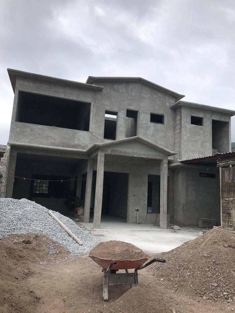 تركيب أسقف وجدران حديثة في مشروع بناء