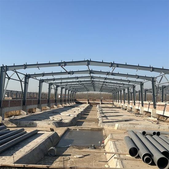 فريق عمل مقاول هناجر أثناء التركيب